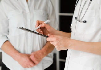 хирург проводит опрос пациента на дому для оценки состояния